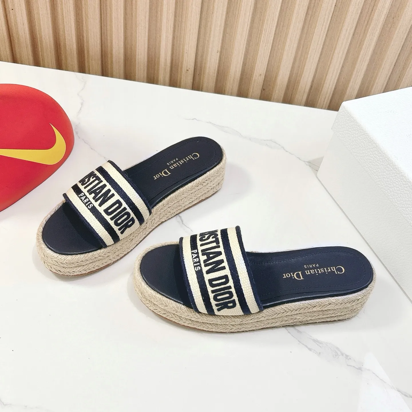 👟👟Ex-factory price 460👟👟 Dior 25ss spring and summer new IVIETA DWAY flat slippers sandals, original development of the top version on the market, CD letter logo three-dimensional embroidery thick-soled round toe open-toe slippers, soft and delicate foot feel, extremely comfortable, imported raffia electric embroidery on the upper, high-temperature water-soluble cotton technology fabric, water-dyed cowhide foot pad lining, original consistent combination outsole Code number: 35-41 (40.41 customized)